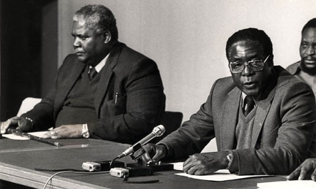 左侧是约叔华·恩科莫，右侧是罗伯特·穆加贝，在竞选中他们的党派被称为Patriotic Front